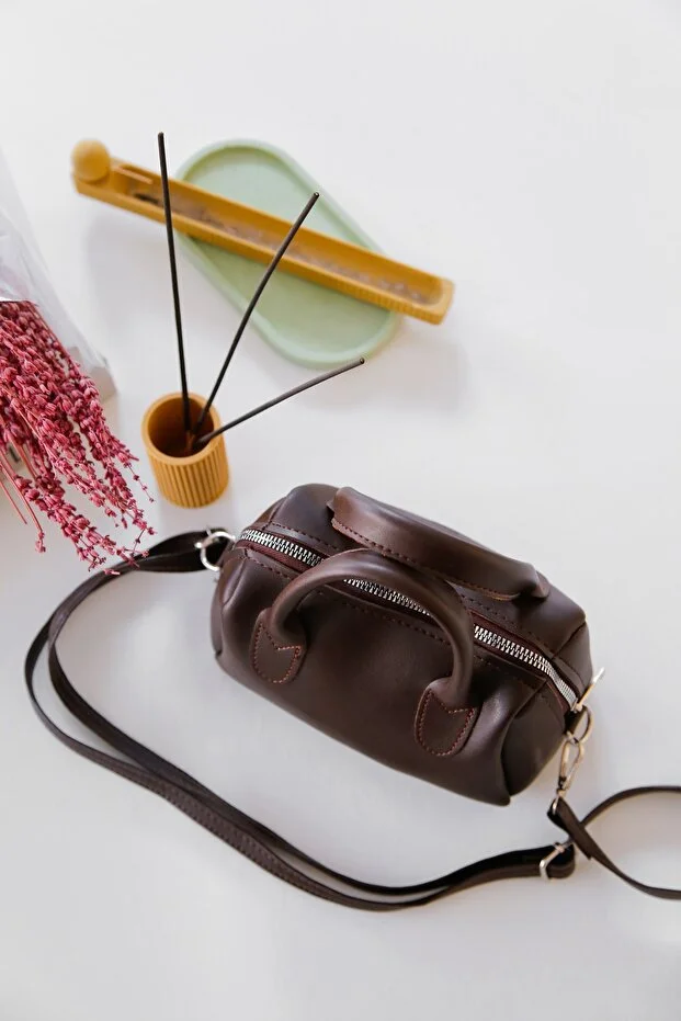 Koyu Kahverengi Suni Deri Tek Bölmeli Fermuarlı Ayarlanabilir Askılı El Kolve Omuz Çantası